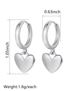 Orecchini a cerchio con ciondolo a cuore argento minimalista, gioiello elegante quotidiano.