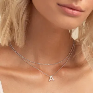 Collana con lettera iniziale a doppio strato in acciaio inossidabile da donna, perle.