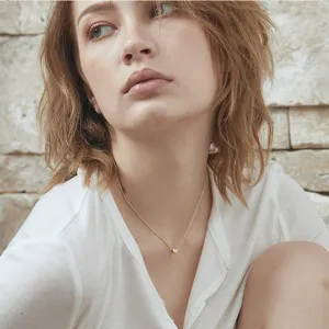 Collier pendentif cœur en or chaîne clavicule minimaliste vue détaillée élégante.