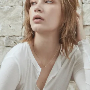 Collier ras de cou doré minimaliste avec pendentif lettre cœur délicat pour femmes