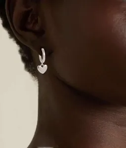 Eleganti orecchini a cerchio con cuore argentato, gioielli minimalisti chic per uso quotidiano.