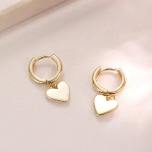 Dettaglio di orecchini a cerchio con cuore placcato oro 14K, gioiello minimalista ed elegante.