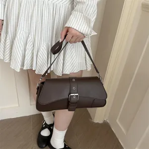 Vintage bruine lederen onderarm schoudertas met stijlvolle riemgesp decoratie voor dames.