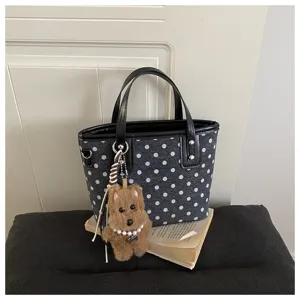 Schwarze Pünktchen Eimer Tasche mit süßem Plüschhund Anhänger, stilvolle Damen Handtasche.