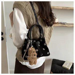 Chique polka dot emmertas met schattige berenhanger, veelzijdige schoudertas voor dames.