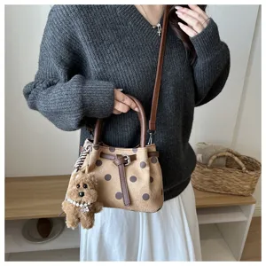 Borsa a tracolla da donna rétro a pois con ciondolo a orsetto per autunno elegante quotidiano.