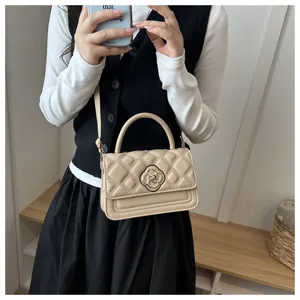 Beige gesteppte modische Umhängetasche mit Henkel und elegantem Blumenschloss für Damen.
