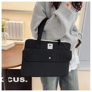 Schwarze gesteppte Laptoptasche mit niedlichem Schleifenaufnäher, Handtasche für Alltag.