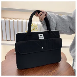 Schwarze Laptoptasche Detailansicht, Stoff iPad Hülle mit Griffen und Fronttasche.