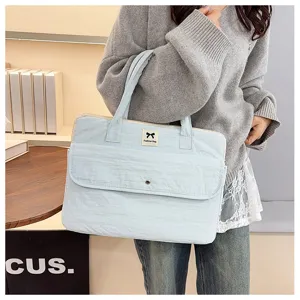 Detailansicht der hellblauen Laptoptasche, süße Handtasche mit Griff und Vordertasche.