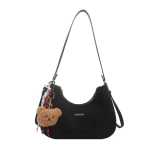 Elegante borsa a spalla nera in camoscio con simpatico portachiavi a orsetto e stampa modaiola.