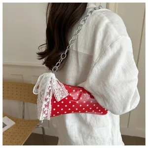 Rode schoudertas met stippen, kanten strik en ketting, stijlvolle casual onderarm tas.