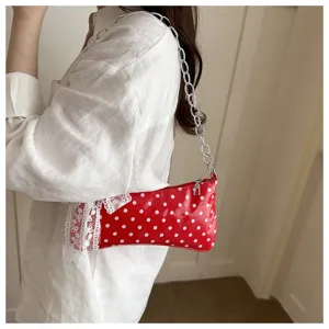 Vrouwen rode stip oksel schoudertas met witte kantafwerking en zilveren ketting detail