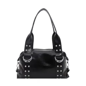 Schwarze Lackleder Nieten Schultertasche fuer Damen, coole Biker Unterarmtasche fuer den Alltag.