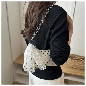 Witte schoudertas met stipjes kanten strik en metalen ketting voor dames dagelijks use