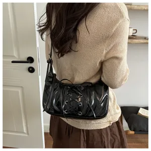 Sac porté épaule élégant en cuir vernis noir avec laçage et œillets pour femme au quotidien