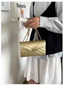 Schicke goldene gesteppte Kettentasche für Damen, elegante modische Umhängetasche für den Alltag.