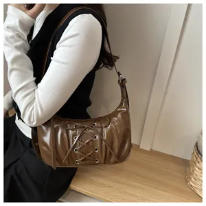 Sac à épaule en cuir PU marron avec détail de laçage pour femmes style chic quotidien.