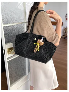 Borsa a tracolla leopardata in camoscio retro, grande borsa a spalla per donna elegante.