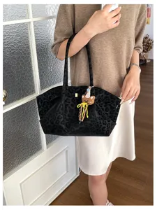 Borsa a tracolla in camoscio rétro per donna, grande borsa da lavoro con ciondolo a forma di orsetto.