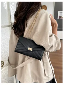 Elegante schwarze gesteppte Umhängetasche mit Goldkette, stilvolle Klapptasche für Damen.