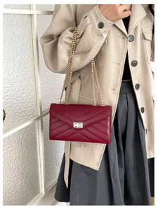 Weinrote gesteppte Damen Kettenschultertasche, elegante modische Umhaengetasche mit Metallschloss.