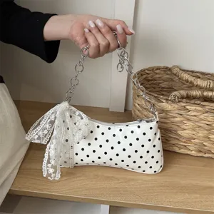 Witte polkadot schoudertas met kettingriem en kanten strik, stijlvolle casual tas.