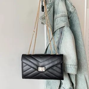 Schicke schwarze Stepp-Umhängetasche mit Kette, goldener Hardware und elegantem Design.