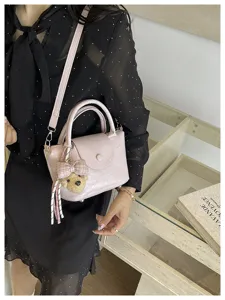 Chique roze mini handtas met schattige berenhanger, stijlvolle schoudertas voor dames.