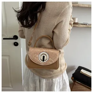 Bolso de hombro elegante de charol con diseño de cierre circular único para mujeres.