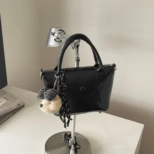 Stijlvolle zwarte lederen handtas voor dames, casual schoudertas met schattige hondenhanger.