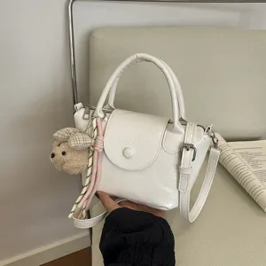 Stijlvolle witte handtas van gekreukt leer met schattige berenhanger, casual crossbody tas dames.