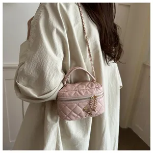 Elegante bolso de mano acolchado para mujer con correa de cadena y asa superior chic.