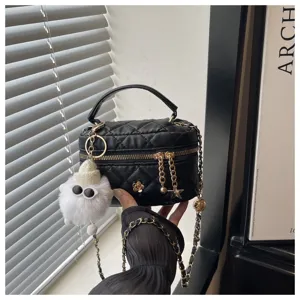 Elegante bolso acolchado negro con cadena para mujer, bolso cruzado elegante con colgante de peluche.