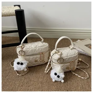 Elegante bolso bandolera acolchado con cadena, colgante de peluche y diseño de caja.