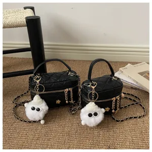 Bolso vanity acolchado negro con correa de cadena y lindo colgante de fantasma.