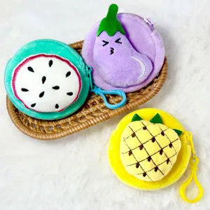 Vue détaillée des porte-monnaie en peluche avec motifs fruit du dragon et aubergine