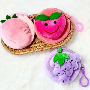 Détail de pochettes en peluche en forme de fruits mignons : fraise, pêche et raisin violet