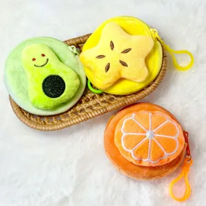 Vue détaillée de porte-monnaie en peluche fruits, styles avocat, carambole et orange