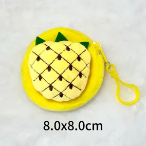 Vue détaillée du porte-monnaie en peluche ananas 8.0x8.0cm avec crochet jaune