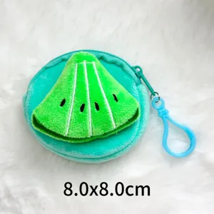 Détail de taille du porte-monnaie pastèque en peluche 8,0x8,0 cm sur fond fourrure