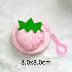 Mignon porte-monnaie fraise en peluche rose, dimensions 8,0x8,0 cm sur fond blanc