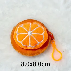 Vue détaillée macro du porte-monnaie orange en peluche avec indication de taille 8,0x8,0cm