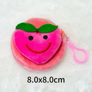 Détail d'un mignon porte-monnaie en peluche pêche rose avec smiley et crochet, 8x8 cm