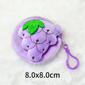 Gros plan sur un porte-monnaie en peluche en forme de raisin avec crochet violet
