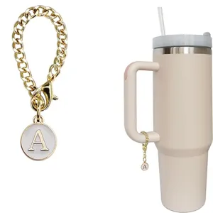 Detail van de vergulde letter hanger ketting, stijlvolle alfabet charme accessoire.