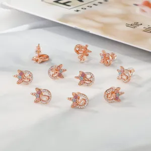 Boucles d'oreilles lettre licorne zircone cuivre or rose, vue détail, bijou élégant.
