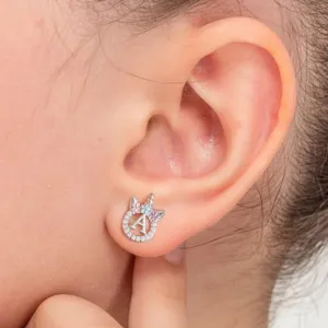 Gros plan détaillé d'une jolie boucle d'oreille clou licorne lettre A en zircone.