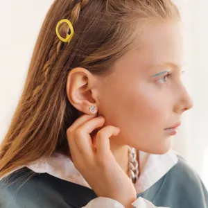 Vue rapprochée des boucles d'oreilles lettre K licorne en zircon cuivre pour femmes