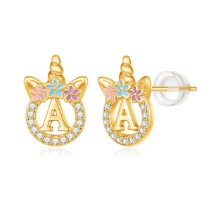 Vue détaillée des boucles d'oreilles licorne lettre A dorées avec zircons et émail.